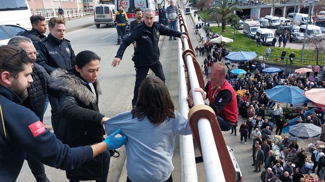 Samsun'da Ağabali Köprüsü'nde intihar girişimi! Boynuna halat bağladı