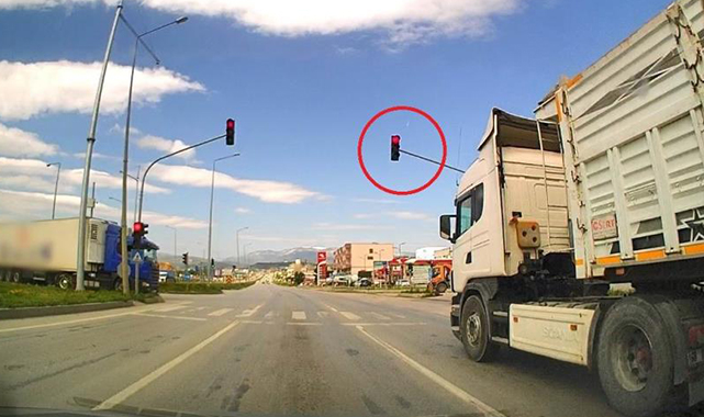 Trafikte tehlikeli hareketler kamerada