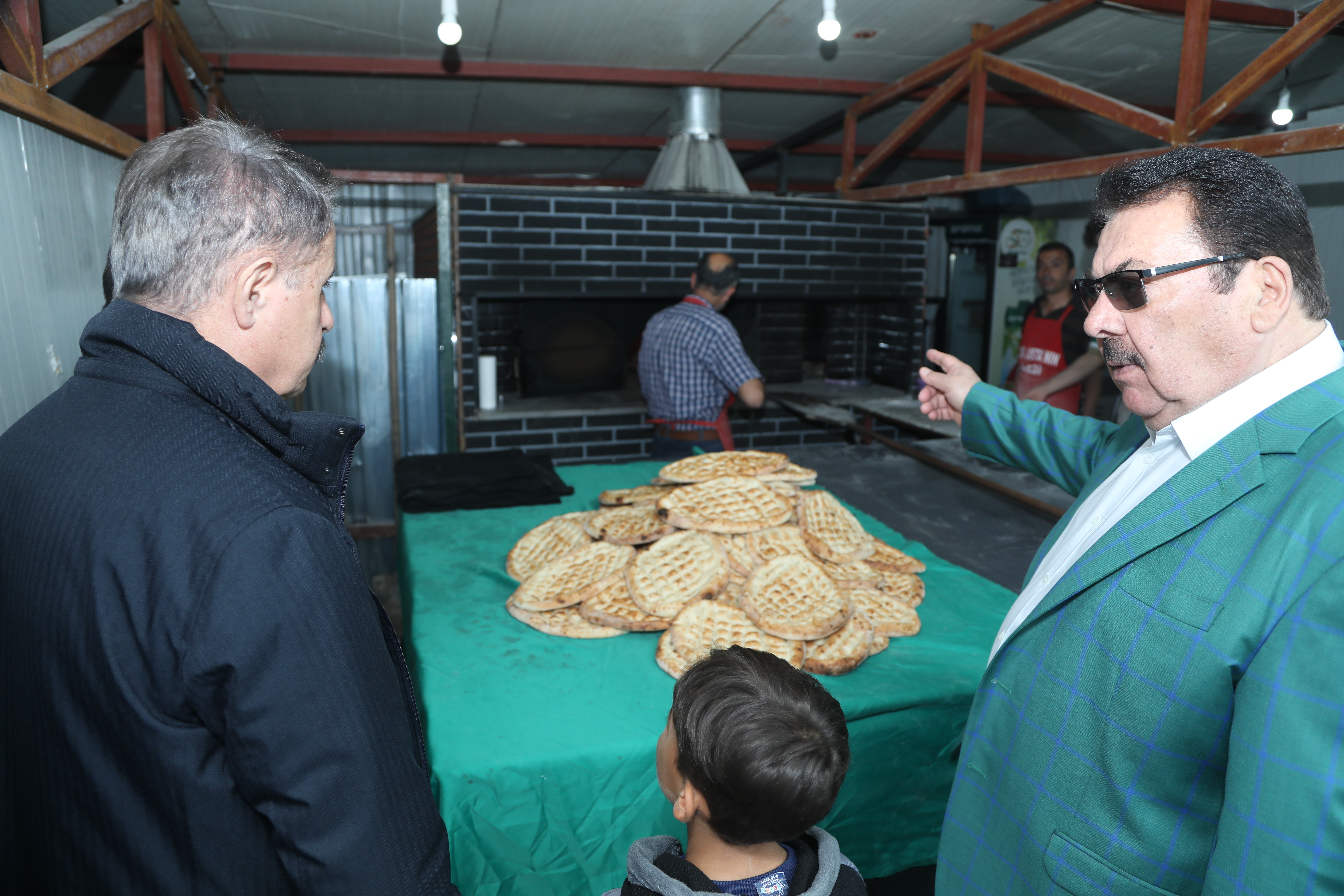 Başkan Deveci deprem bölgesinde yaraları sardı