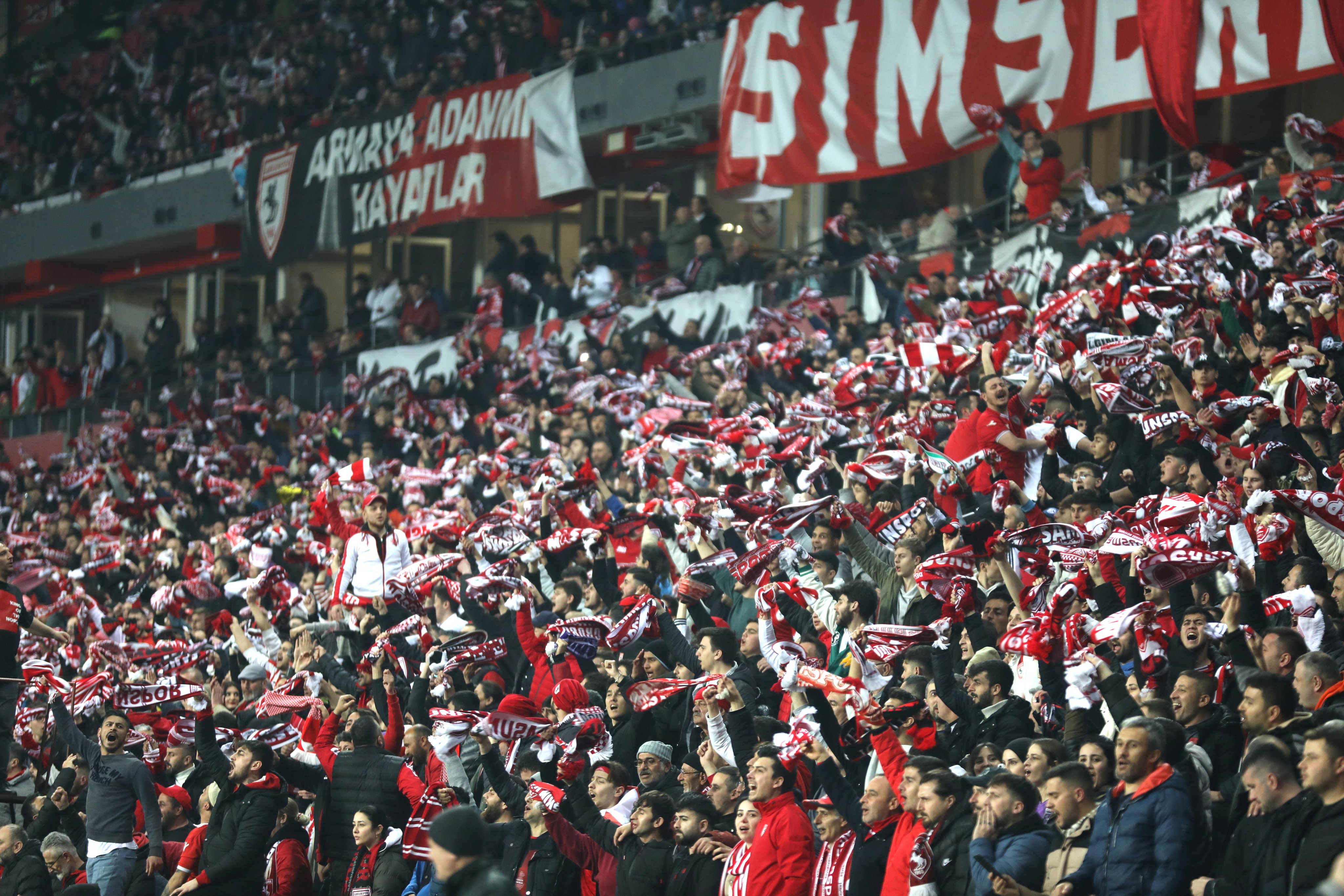 Samsunspor Tuzlaspor maçını 30 bin taraftar izledi