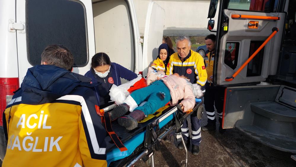 Samsun'da depremzede ailenin aracı tırla çarpıştı