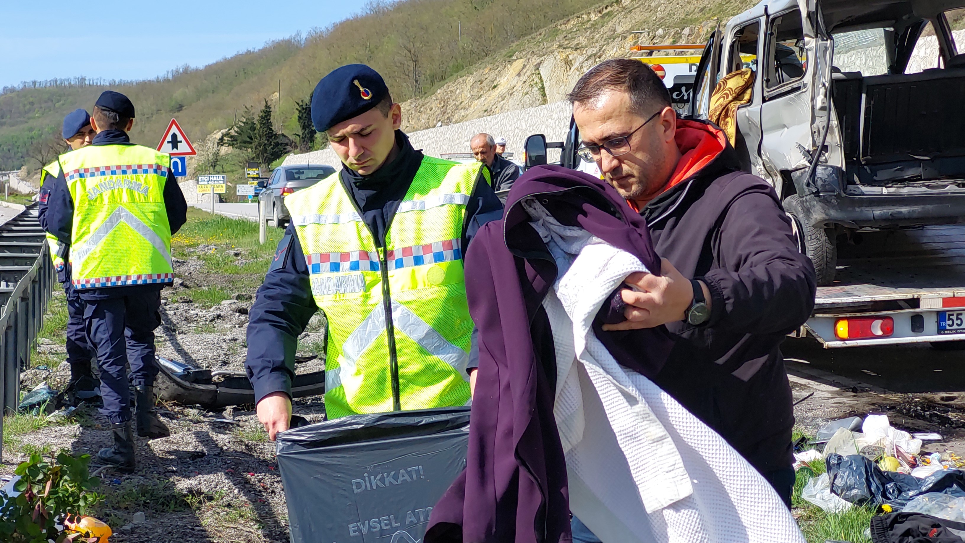Bayram iznine giden ailenin aracı takla attı