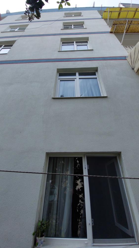 Cam silerken 3. kattan düşen temizlikçi kadın ağır yaralandı