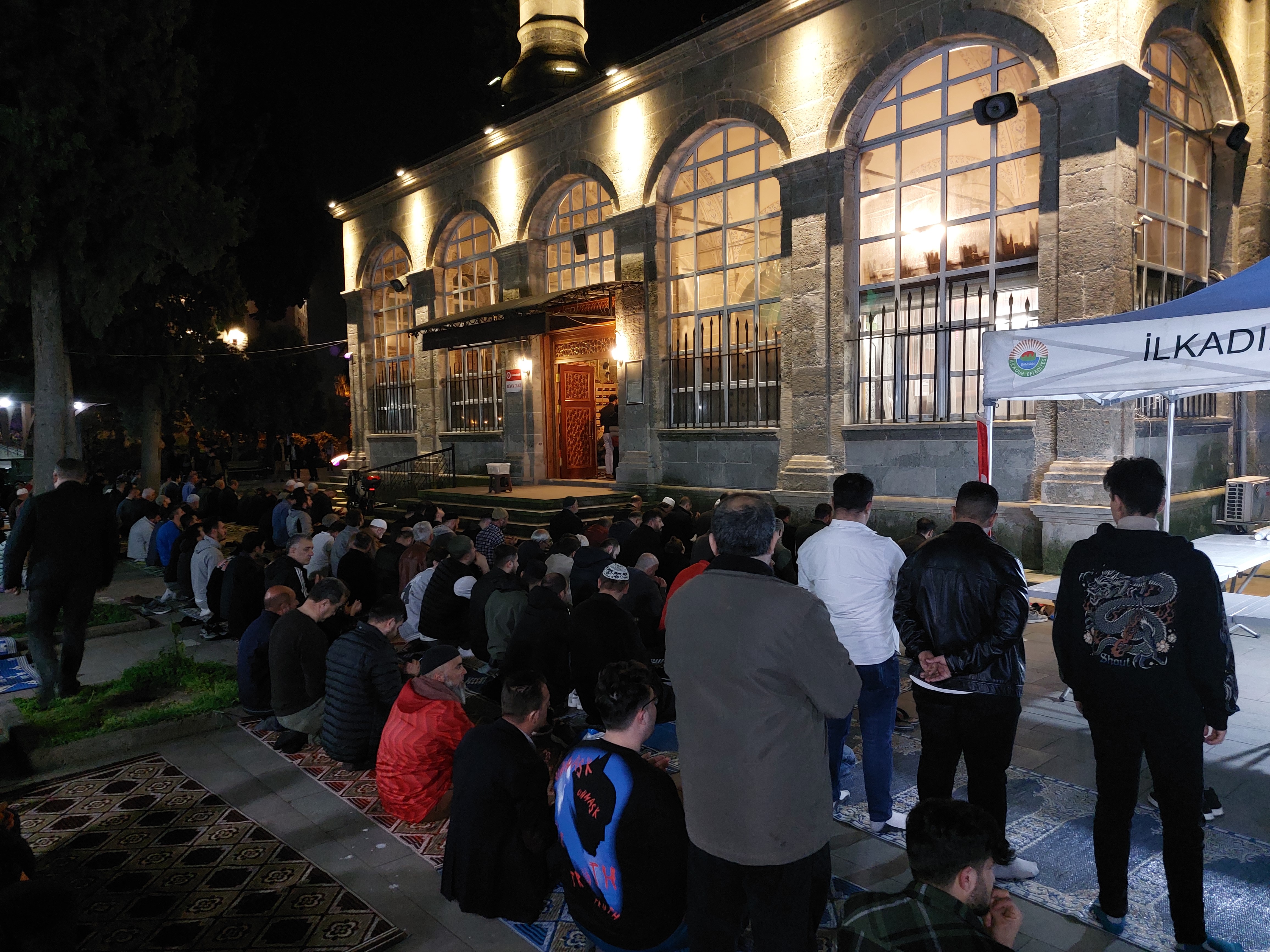 Samsun'da Kadir Gecesi'nde camiler doldu taştı