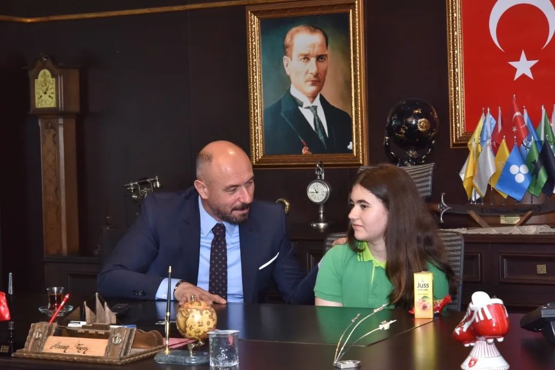 Koltuğunu ortaokul öğrencilerine devretti