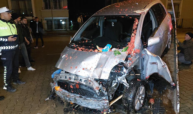 Otomobil bir dükkanın manav reyonuna böyle girdi: 1'i ağır 2 yaralı