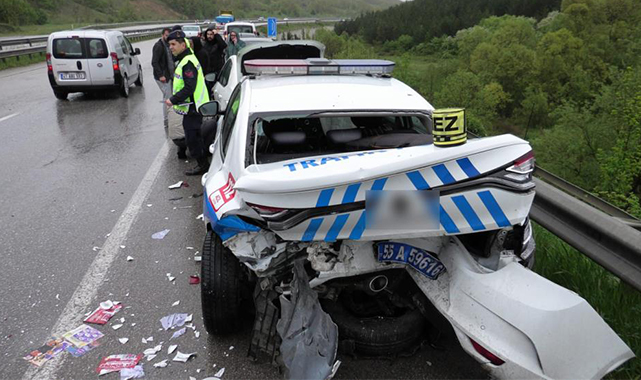 Otomobil park halindeki polis aracına çarptı