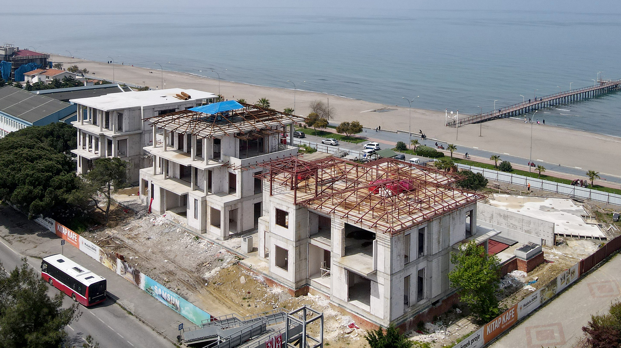 Kitap Kafe ve Millet Kıraathanesi yükseliyor