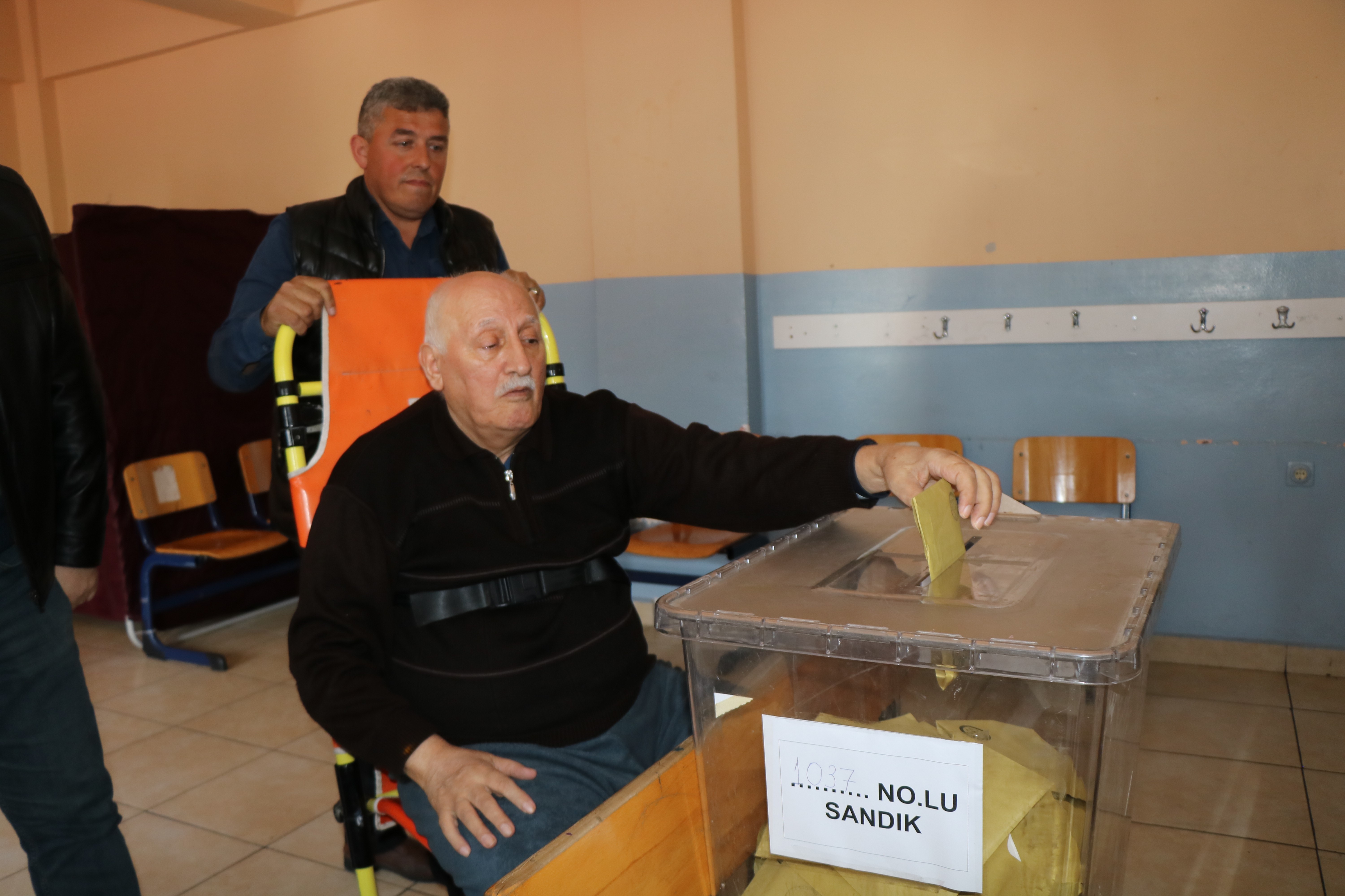 Engelli ve hastalar oy kullanmaya ambulansla geldi