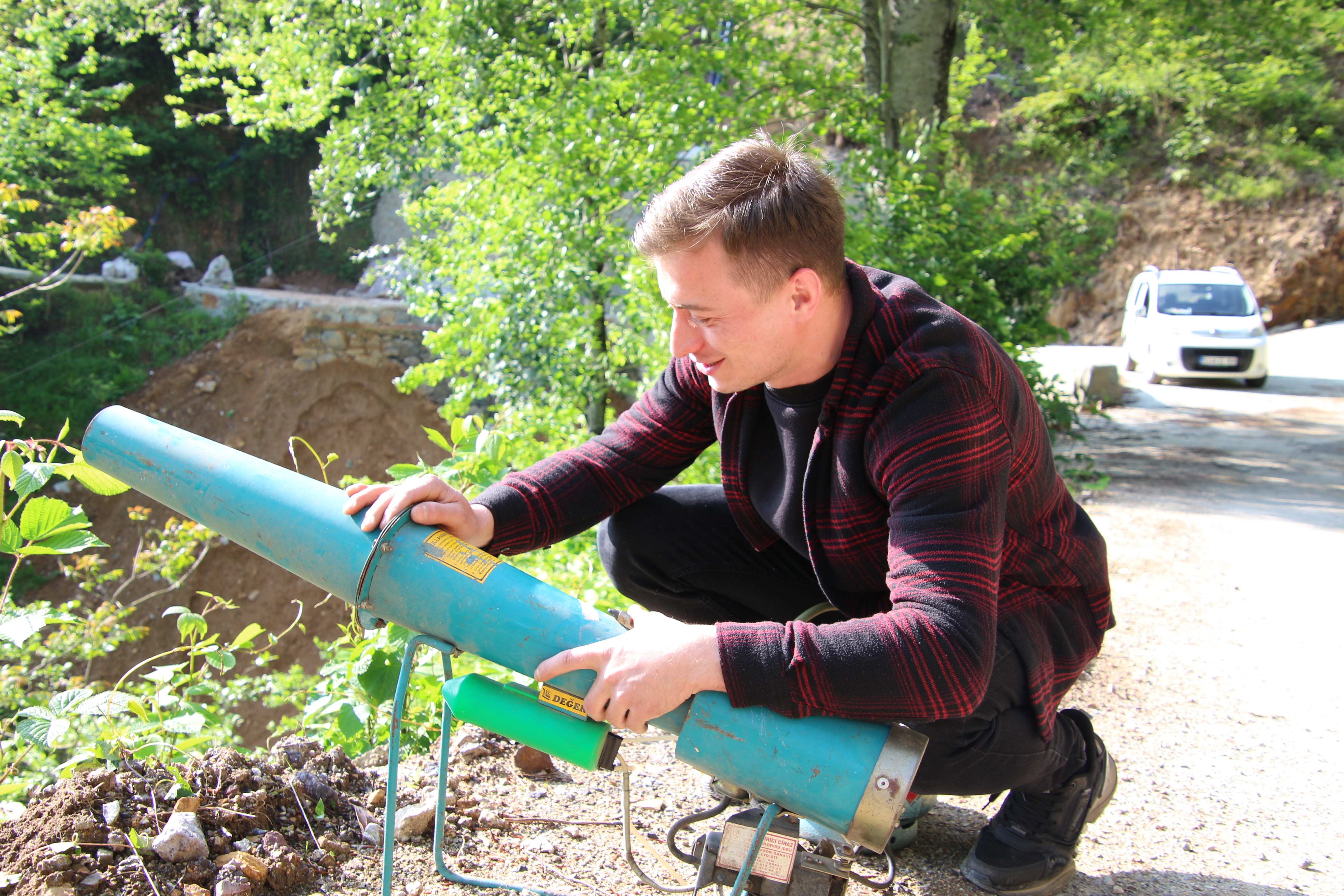 Rize'de kovanlara dadanan ayıları kaçırmak için bulduğu yöntemle şaşırttı