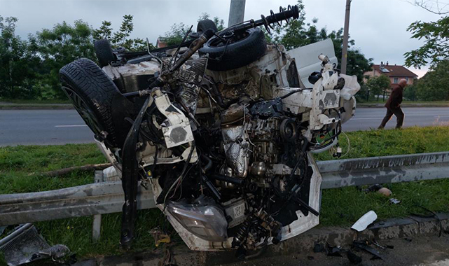 Bariyere çarpan araç takla attı:1'i ağır 2 yaralı