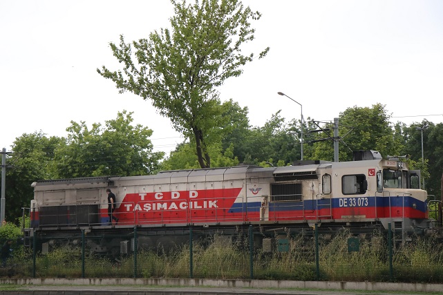 Yük treninin çarptığı yaşlı adam ağır yaralandı