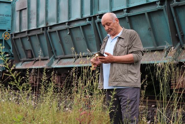 Yük treninin çarptığı yaşlı adam ağır yaralandı