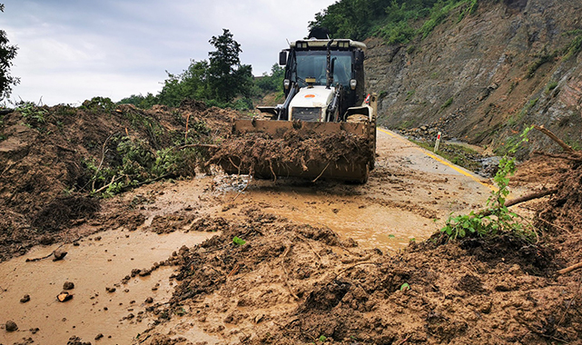 Samsun Büyükşehir Belediyesi teyakkuzda! 17 mahallede yollar açıldı