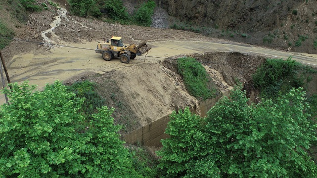 Samsun Büyükşehir Belediyesi tüm gücüyle sahada