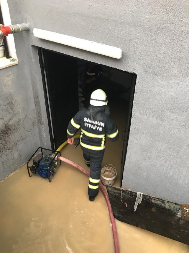 Samsun Büyükşehir Belediyesi tüm gücüyle sahada