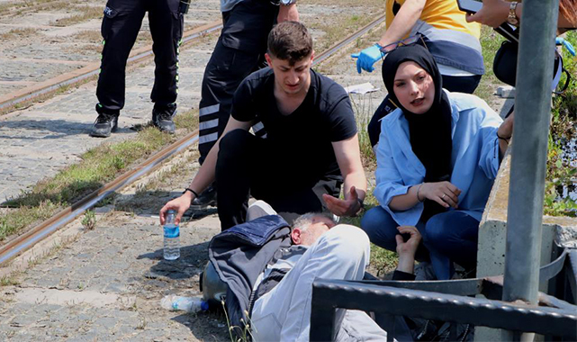 Raylardan geçen motosiklete tramvay çarptı: 1 yaralı