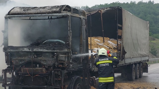 Arpa taşıyan tır Samsun'da alev alev yandı