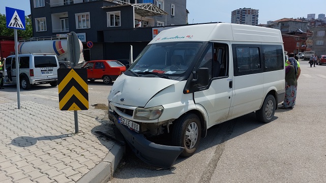 Canik’te minibüs hafif ticari araçla çarpıştı: 3 yaralı