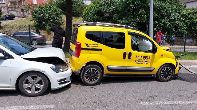 Karga yavrusu zincirleme kazaya sebep oldu
