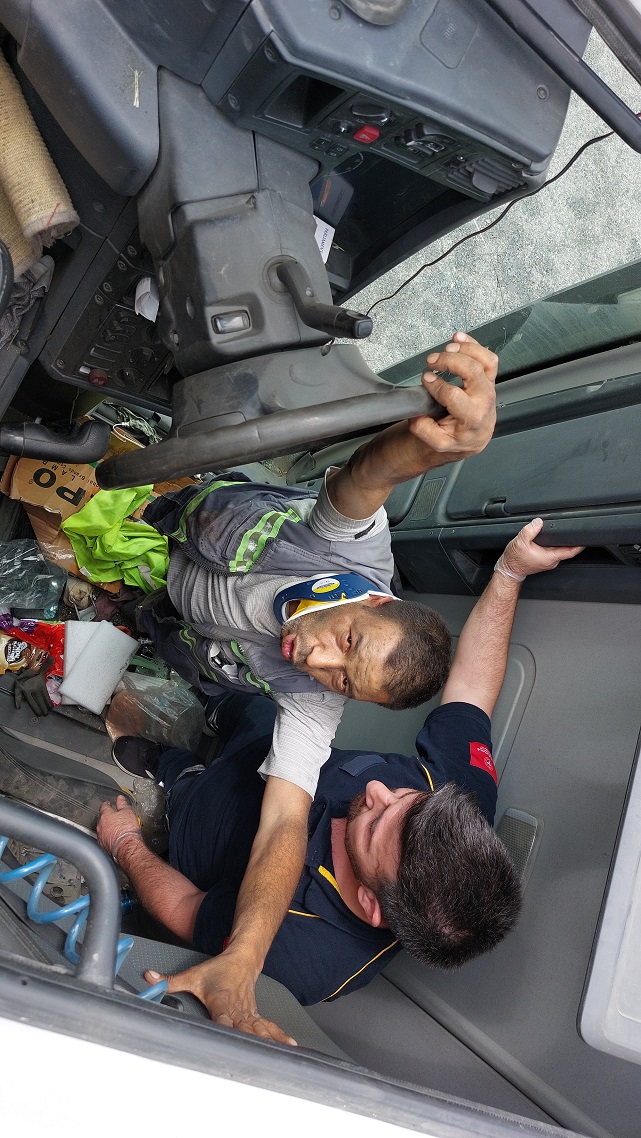 Devrilen kamyonun sürücüsü cam kırılarak çıkarıldı