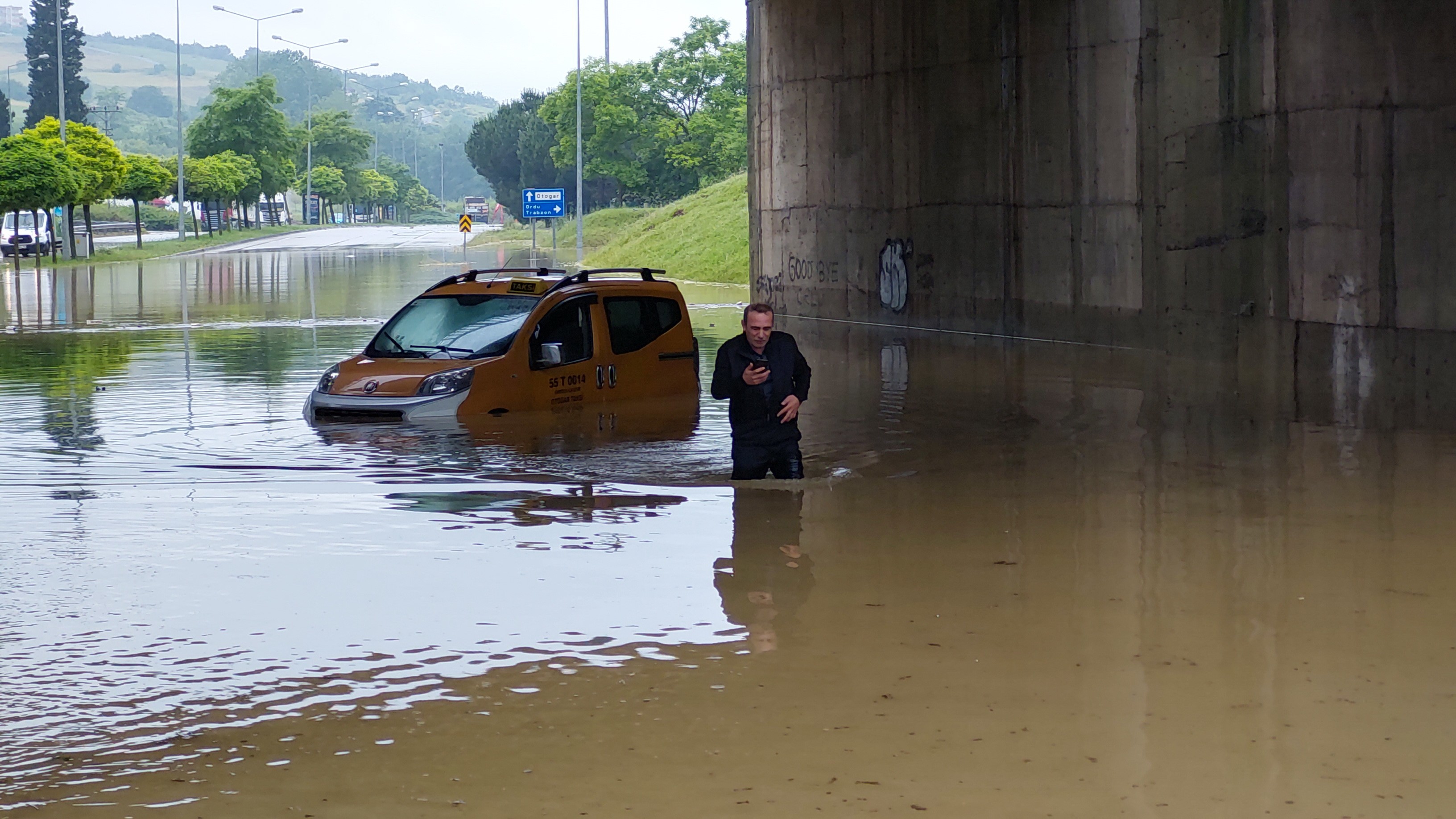 Taksici selde aracıyla suyun içinde mahsur kaldı