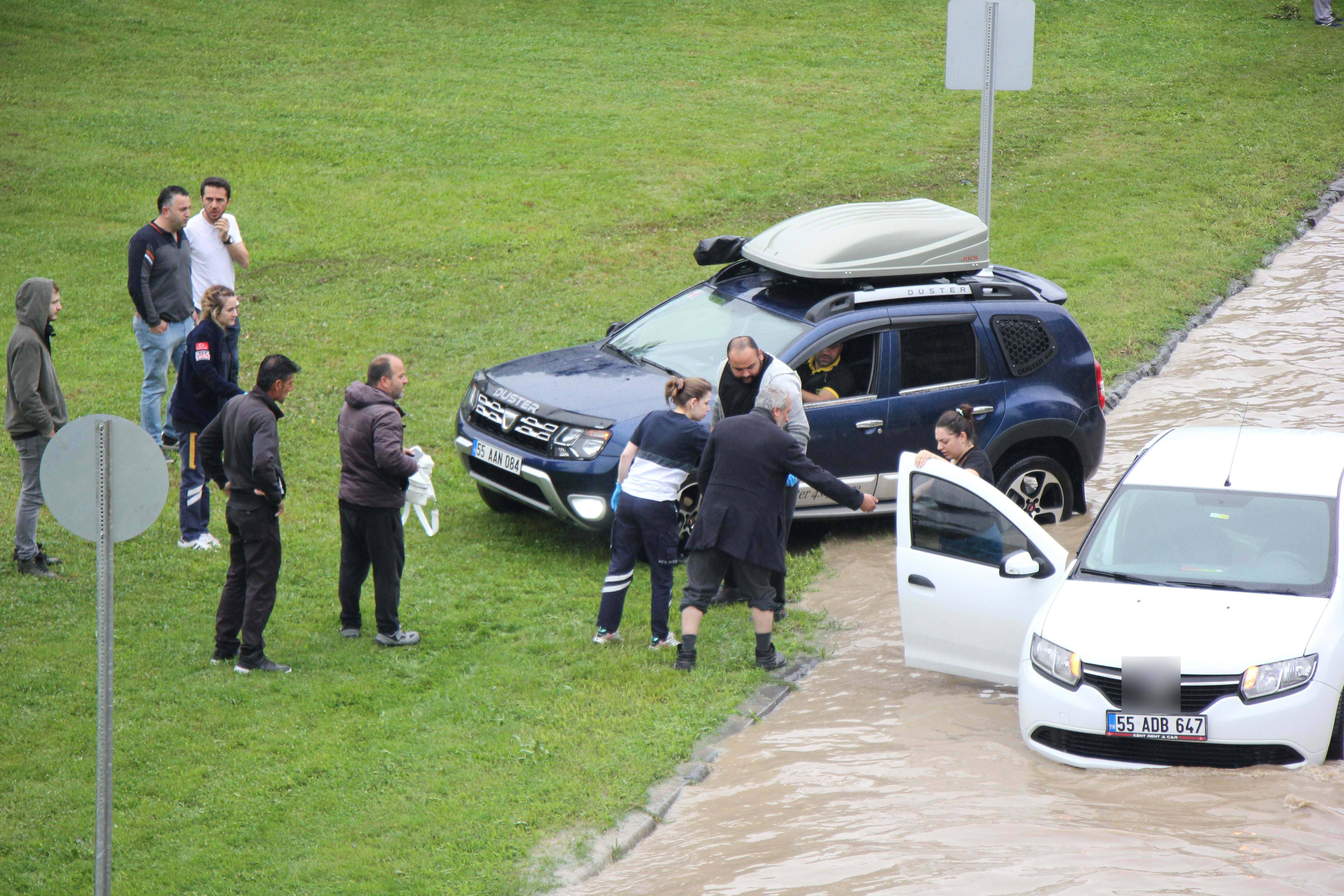 Samsun yine sele teslim: Karayolu göle döndü