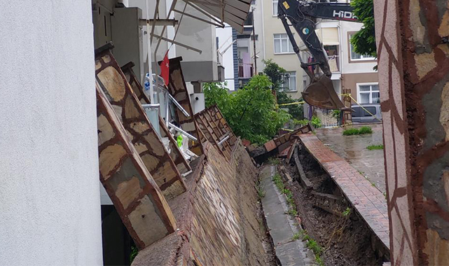 Samsun'da selden yıkılan parkın duvarı evlerin balkonlarına zarar verdi