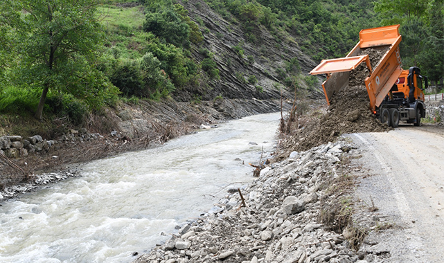 Büyükşehir ekipleri tüm gücüyle sahada