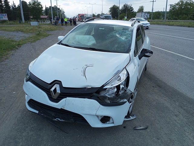 Otomobilin çarptığı motosiklet sürücüsü ağır yaralandı