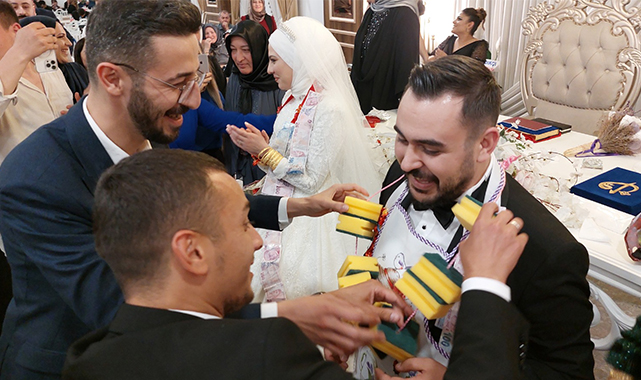 Gelinden ahde vefa! Karaciğer nakli olan dayısını gelinliğiyle ziyaret etti