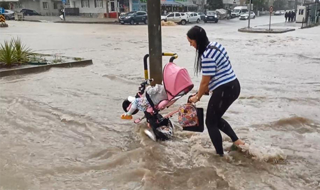 Sağanak yağış Samsun'u esir aldı