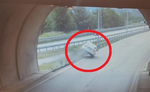 Amasya’da ilginç kaza: İki teker üstünde metrelerce ilerledi