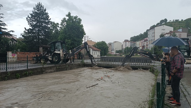 Havza'da dere taştı, ilçede sel anonsları yapılıyor