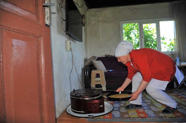 Yaşlı çiftin bayram tatlısını yaptılar