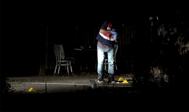 Babasını tüfekle öldürdü, babaannesini darp etti, evi ateşe verdi