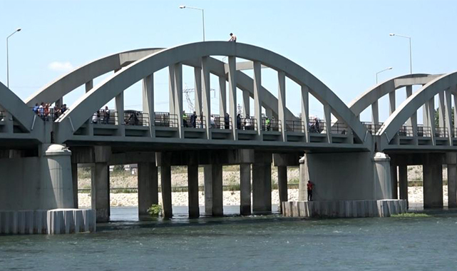 Gelin Köprüsü'nde intihar girişimi! Vatandaş canlı yayın derdinde