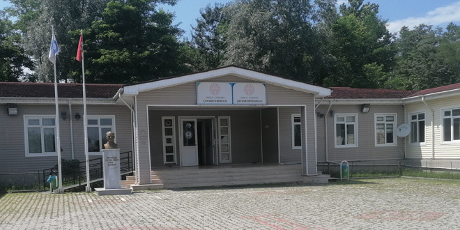 Çarşamba’da sağanak yağış okul duvarını yıktı