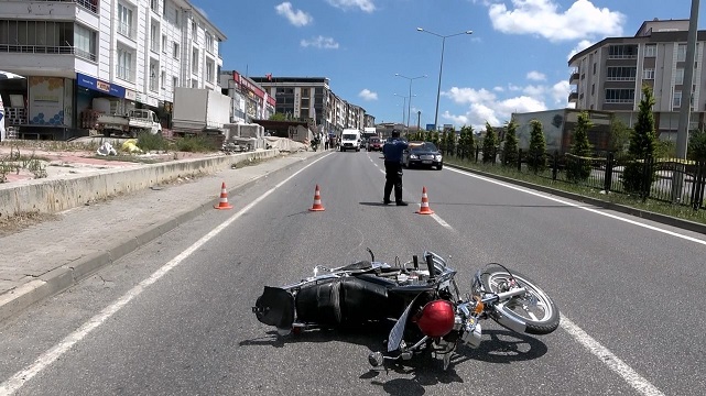 Otomobilin çarptığı motosikletli ağır yaralandı
