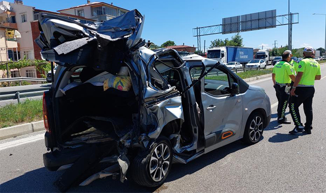 Freni tutmayan tır yol kenarındaki araca çarptı: 1'i ağır 3 yaralı