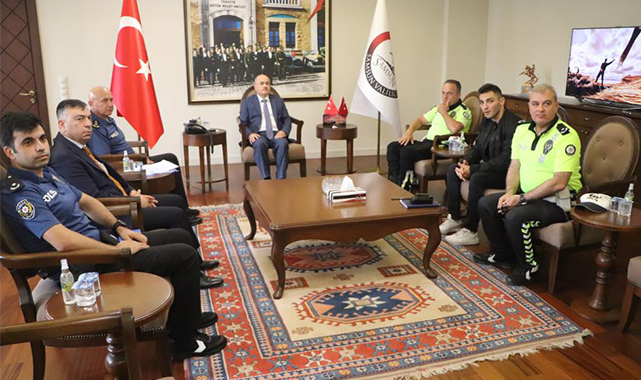 Vali Dağlı'dan hız yapan motosikletli gence baba öğüdü veren o polise başarı belgesi