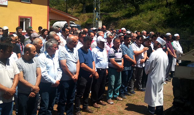 Oğlunu kurtarmak isterken boğulan baba defnedildi
