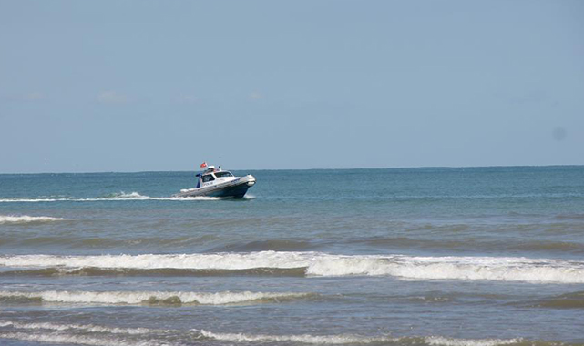 Yasaklı bölgede denize giren 2 çocuk boğulmaktan son anda kurtarıldı
