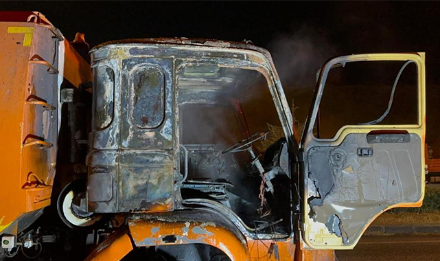 Yol süpürme aracı alevlere teslim oldu