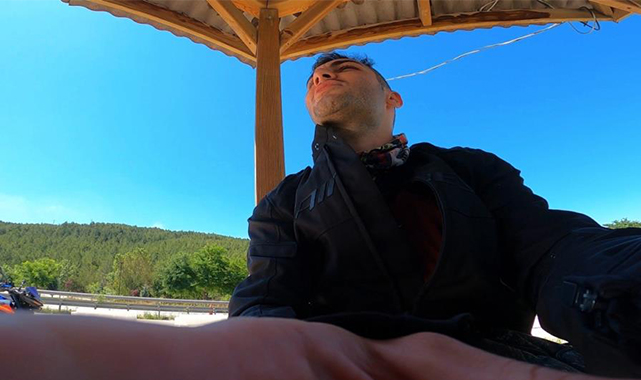 Trafik polisinden önce ceza, sonra teselli öpücüğü