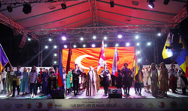 10 ÜLKENİN GENCİ ATAKUM'DA BARIŞ İÇİN DANS ETTİ