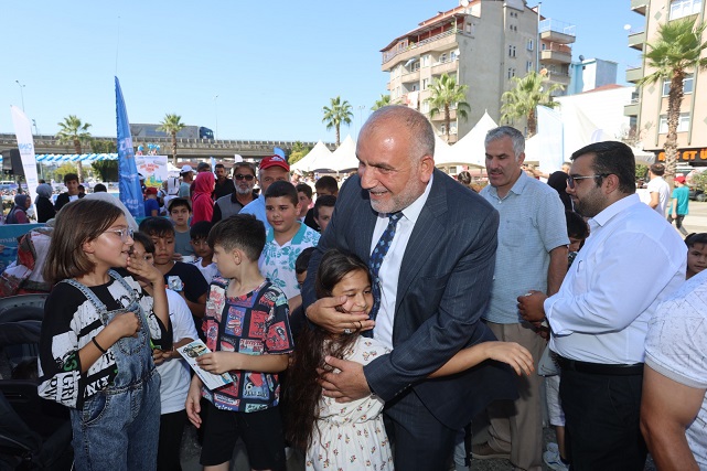 Canik’te bin 185 çocuk hediyeleriyle buluştu