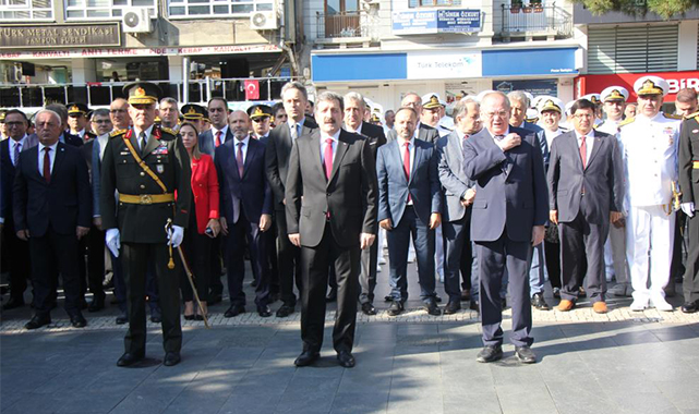 Samsun'da 30 Ağustos kutlamaları çelenk sunumuyla başladı