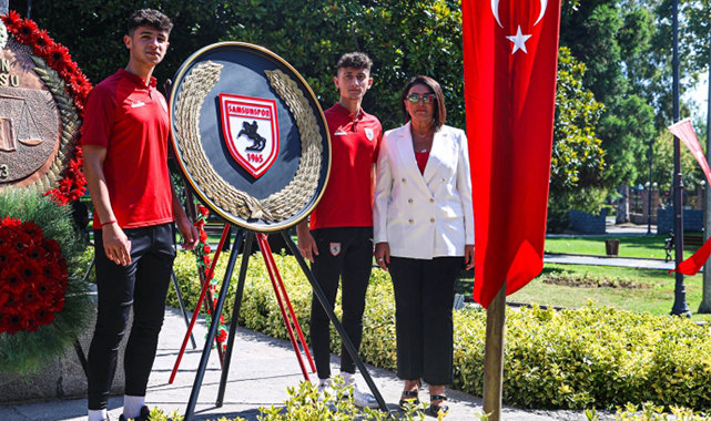 Samsunspor anıta çelenk bıraktı