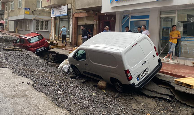 Samsun’daki sağanak yağış yolları çökertti!